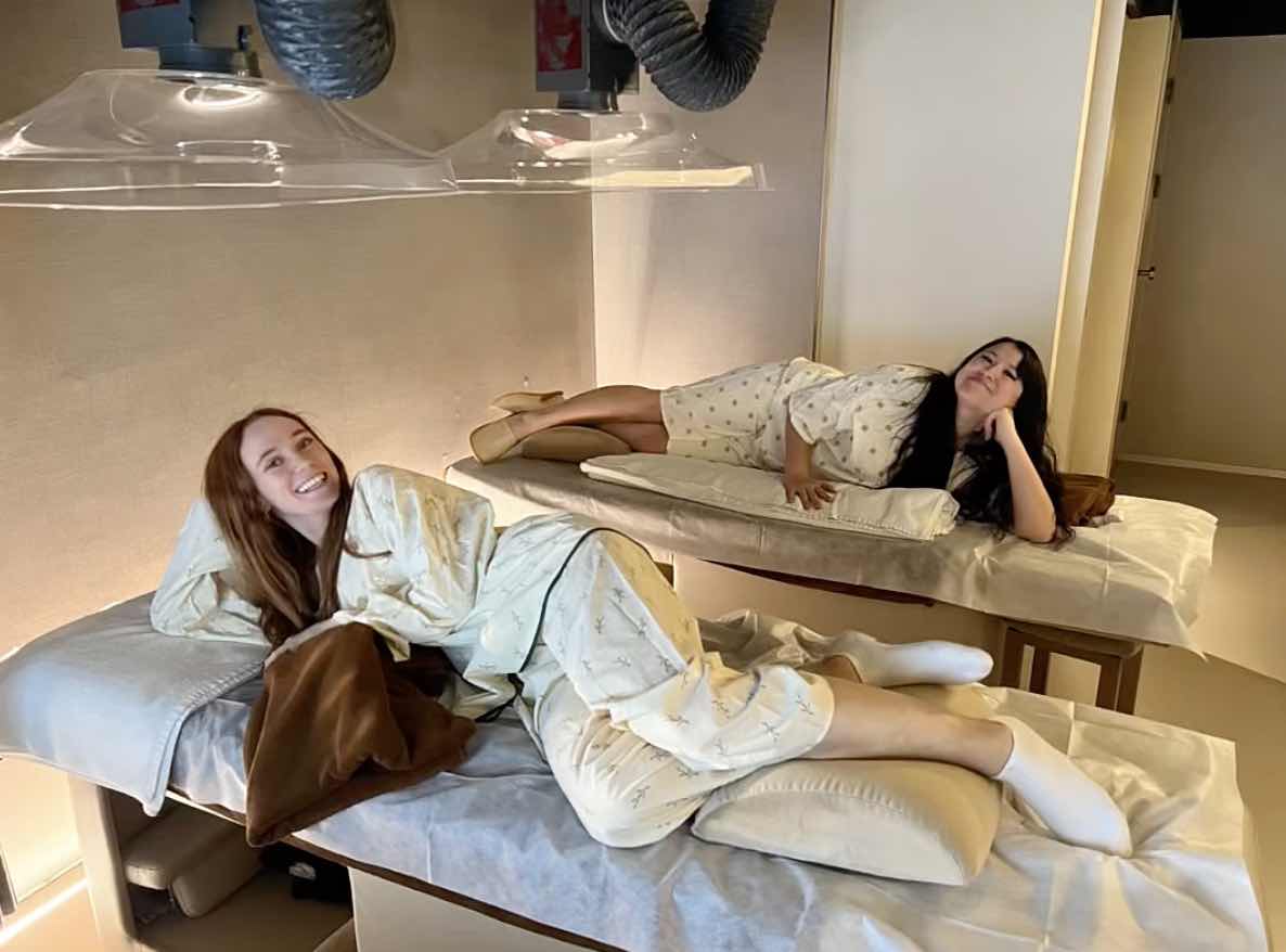Chinese wellness circles with tea, massage, hot springs and slow social moments